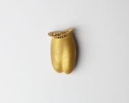 PB | Orifice brooch by Peter Bauhuis ‘Vessels & Heads’ | Katrin Feulner ‘Silent Sequence’